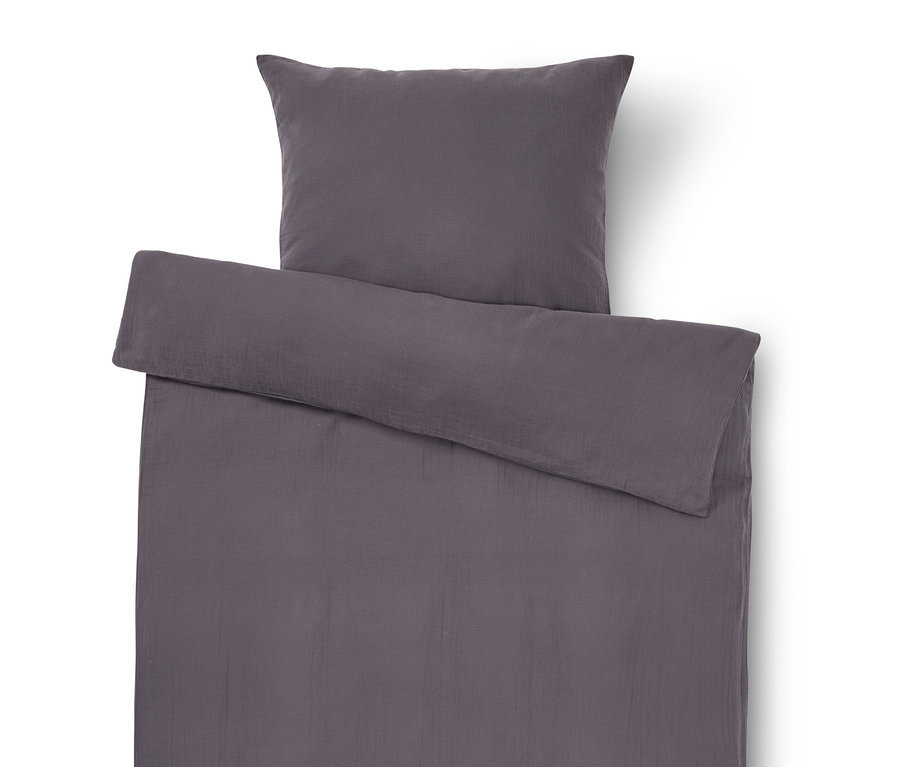 Vue de dessus d'un ensemble de literie gris avec oreiller et couette sur fond blanc.