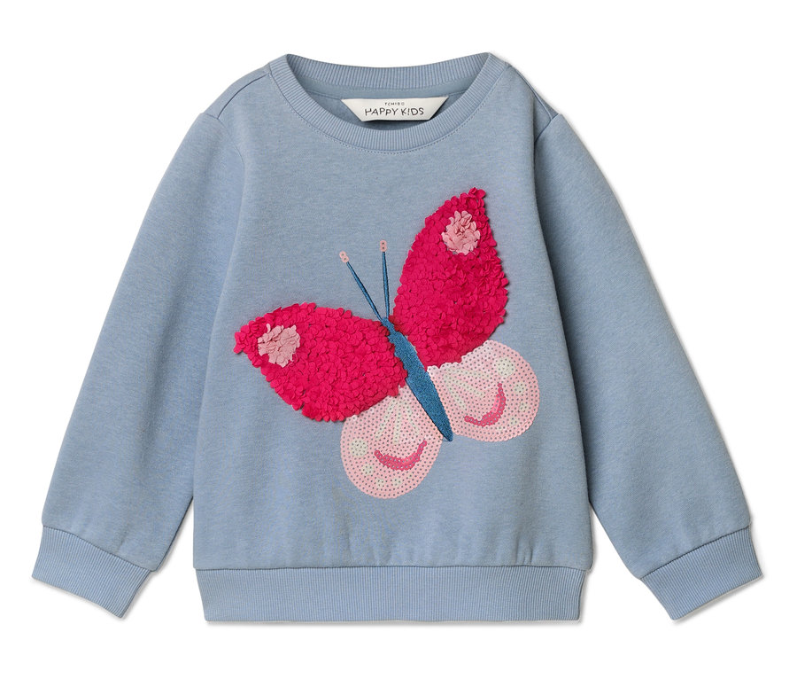 Pull bleu clair avec imprimé papillon rouge.