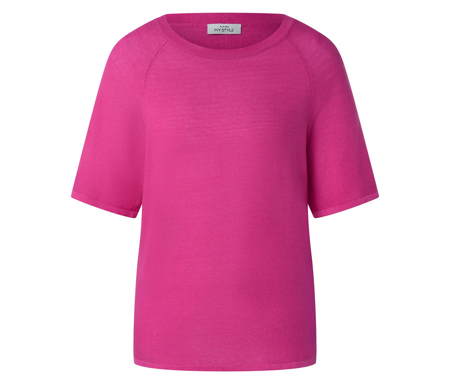 Gros plan d'un pull en tricot rose à manches courtes.