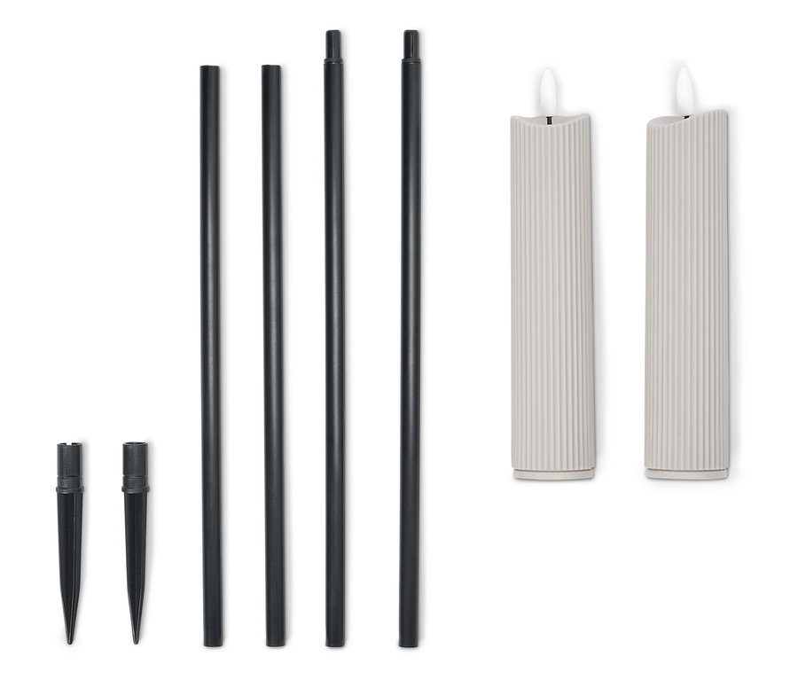 Deux bougies crème avec quatre tiges noires et deux piquets de terre disposés sur un fond blanc.