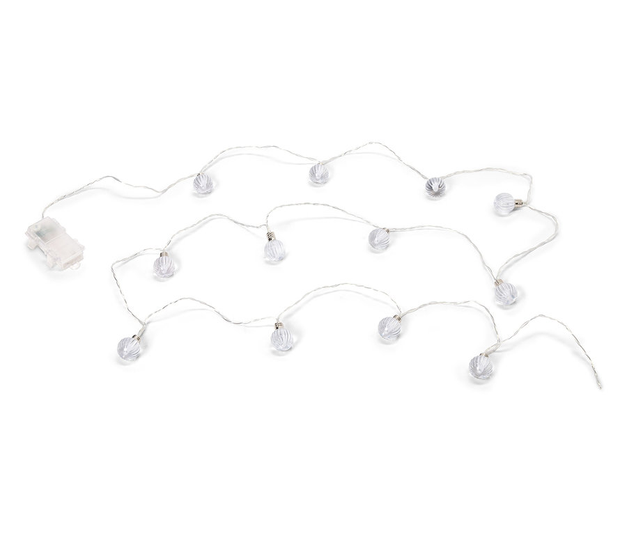 Guirlande lumineuse avec des boules transparentes sur fond blanc.