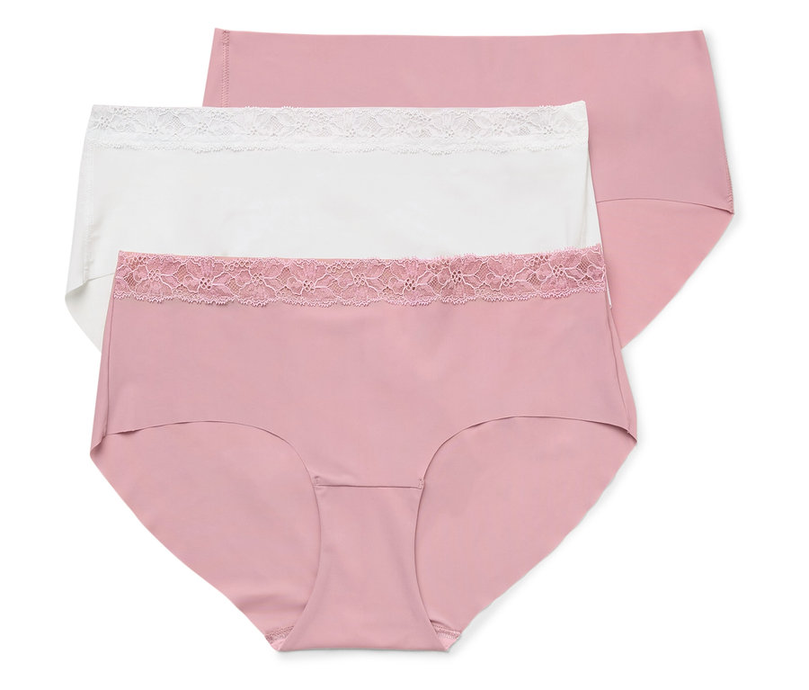 Trois slips avec des détails en dentelle rose et blanc sont superposés.