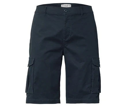 Un short cargo bleu marine est posé à plat.