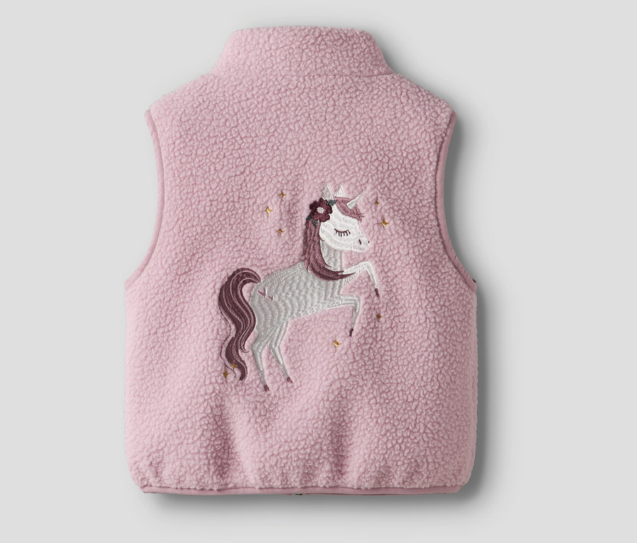 Gilet teddy rose NAME IT avec une broderie de licorne au dos.