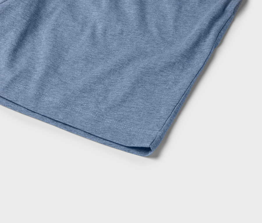 Gros plan d'un tissu bleu clair avec un ourlet.