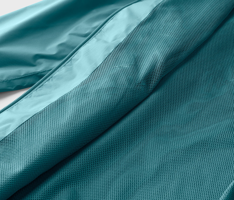 Gros plan d'une veste turquoise ouverte avec fermeture éclair et doublure en maille.