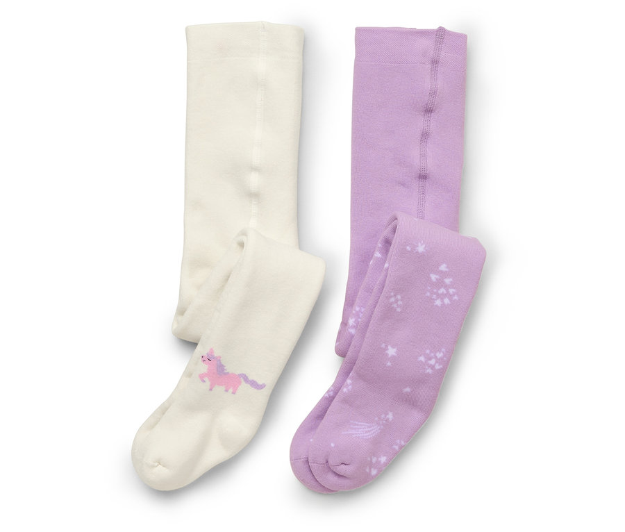 Deux paires de collants pour enfants sont posées sur du blanc, une paire est crème avec une licorne rose, l'autre est violette avec des étoiles.