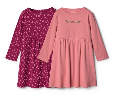 Deux robes en jersey pour bébé : une couleur baie avec un motif floral, l'autre rose avec une broderie florale sur la poitrine.