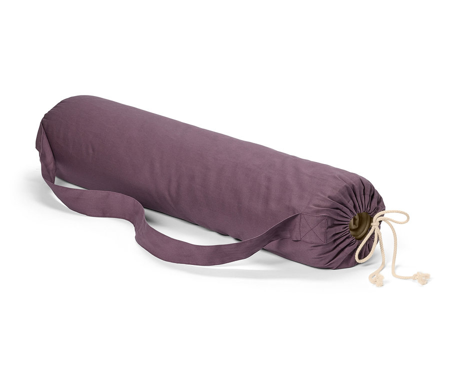 Sac de tapis de yoga violet avec cordon de serrage et bandoulière posé sur un fond blanc.