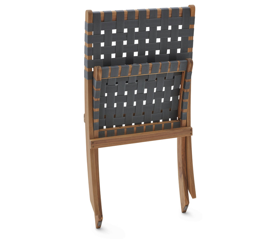Une chaise pliante en bois avec une assise et un dossier tissés gris.