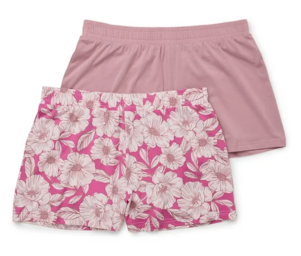 Deux shorts l'un sur l'autre : un rose uni, l'autre rose avec un motif floral blanc.