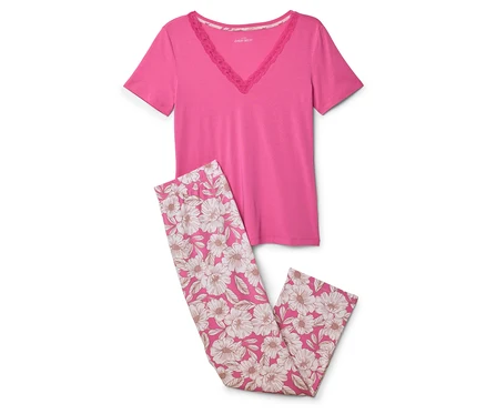 Un ensemble de pyjama rose composé d'un t-shirt à bordure en dentelle et d'un pantalon à motif floral.