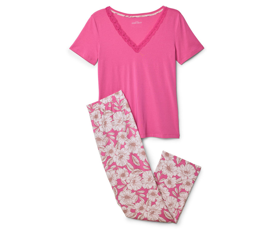 Un ensemble de pyjama rose composé d'un t-shirt à bordure en dentelle et d'un pantalon à motif floral.