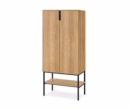 Armoire haute et étroite en bois clair avec deux portes et une poignée noire, posée sur un cadre métallique noir avec une étagère ouverte.