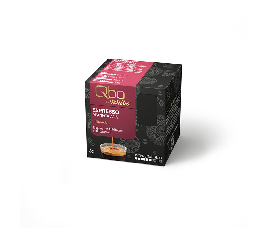 Boîte noire de capsules de café Qbo by Tchibo Espresso Apaneca Ana avec une étiquette rouge indiquant « El Salvador », « Élégant avec des notes de caramel », « 8x » et « Intensité 6/10 ». Une tasse d'espresso est également représentée.