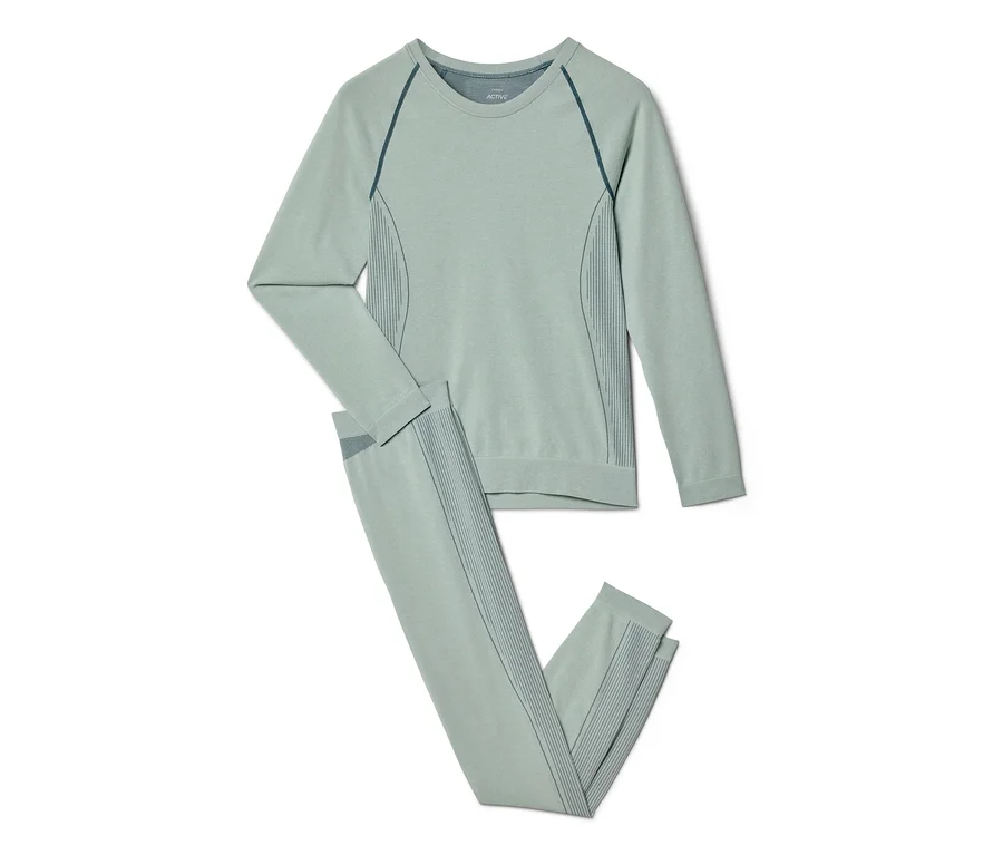 Haut à manches longues vert clair et leggings assortis avec des coutures raglan vert foncé et des détails à rayures verticales.