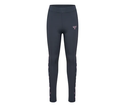 Collants de sport hummel® « HMLJR AOP » gris foncé avec logo rose sur la cuisse gauche et motif chevrons sur les côtés.