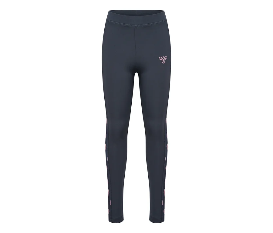 Collants de sport hummel® « HMLJR AOP » gris foncé avec logo rose sur la cuisse gauche et motif chevrons sur les côtés.