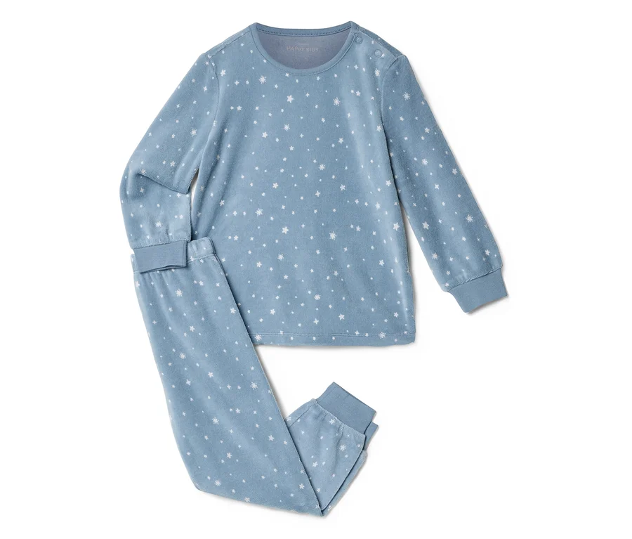 Pyjama bleu clair à étoiles blanches, composé d'un haut à manches longues et d'un pantalon long.