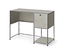 Un bureau modulaire gris clair avec un cadre chromé, comprenant un espace de travail à gauche et une unité de rangement à droite avec un placard fermé et une étagère ouverte.
