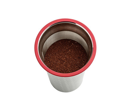 Vue de dessus du bocal pour infuser le café à froid « BrewJar » avec du marc de café.