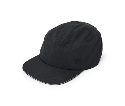 Casquette noire à cinq panneaux avec une visière plate et une bande claire sur le bord de la visière.