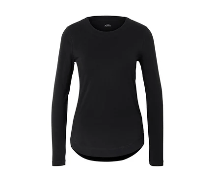 T-shirt noir à manches longues.