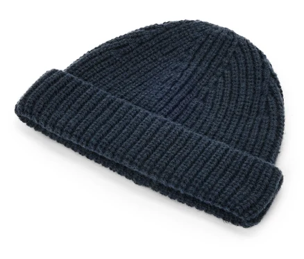 Bonnet tricoté bleu foncé avec motif côtelé et bord replié.