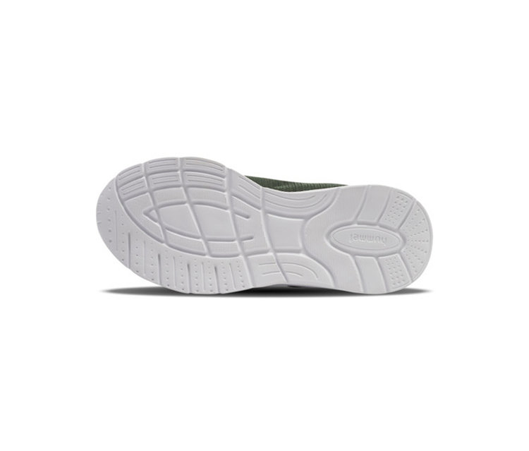 Vue de dessous d'une basket hummel® « Actus Tr Bearther Jr » verte, montrant sa semelle blanche texturée avec le logo hummel.