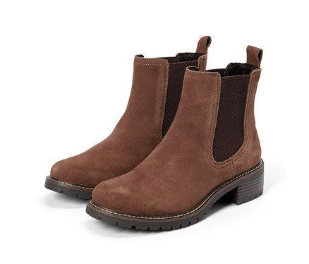 Une paire de bottines Chelsea en daim marron avec des empiècements latéraux élastiques foncés, des tirettes et des semelles épaisses foncées avec des surpiqûres claires.