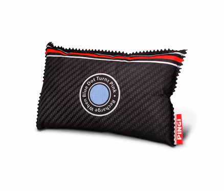 Un coussin déshumidificateur noir Pingi pour voiture avec un indicateur d'humidité bleu au centre.