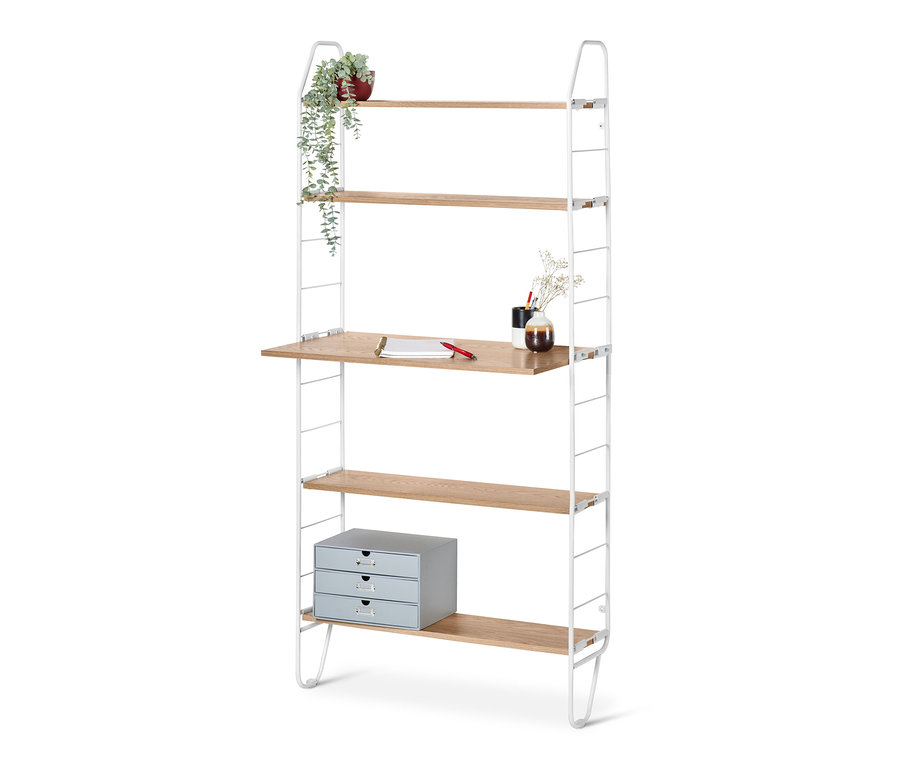 Étagère murale avec plan de travail avec un bloc-notes et un stylo. Une plante et un vase sont sur les étagères supérieures.