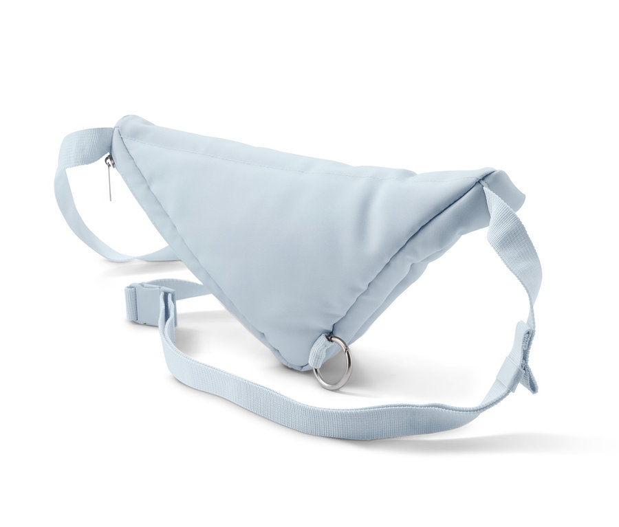 Un sac à bandoulière 2 en 1 bleu clair repose sur un fond blanc.