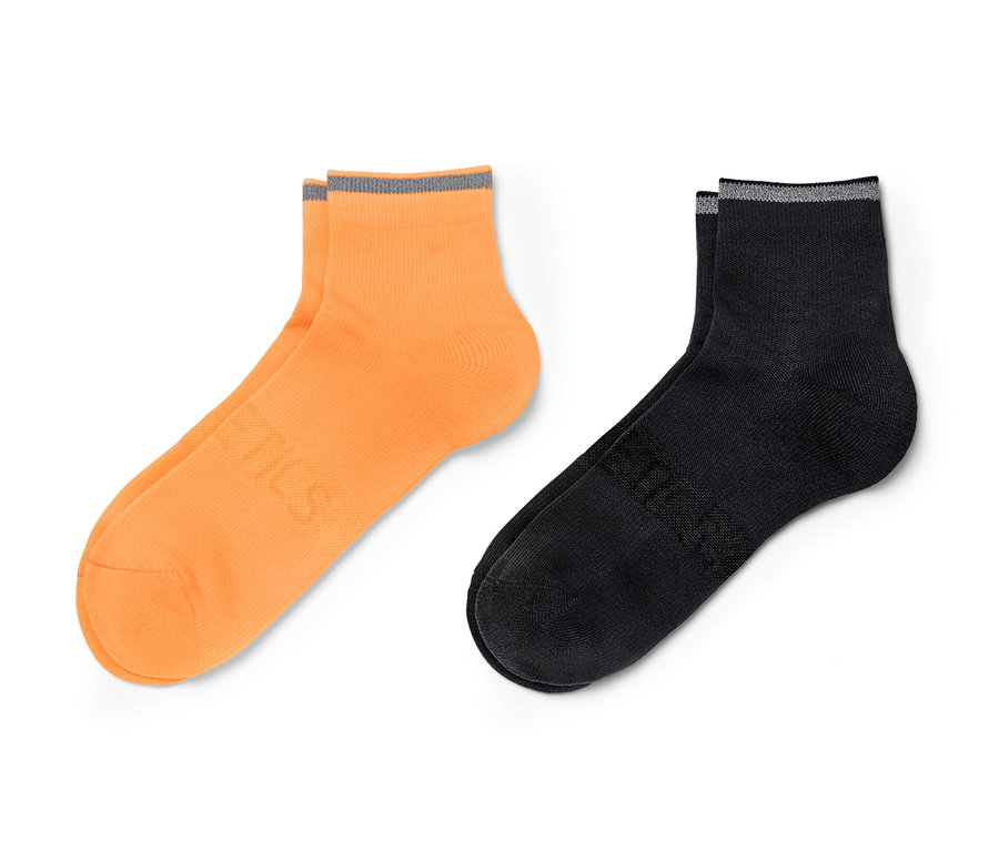 Deux paires de chaussettes de course à pied : orange néon et noires.