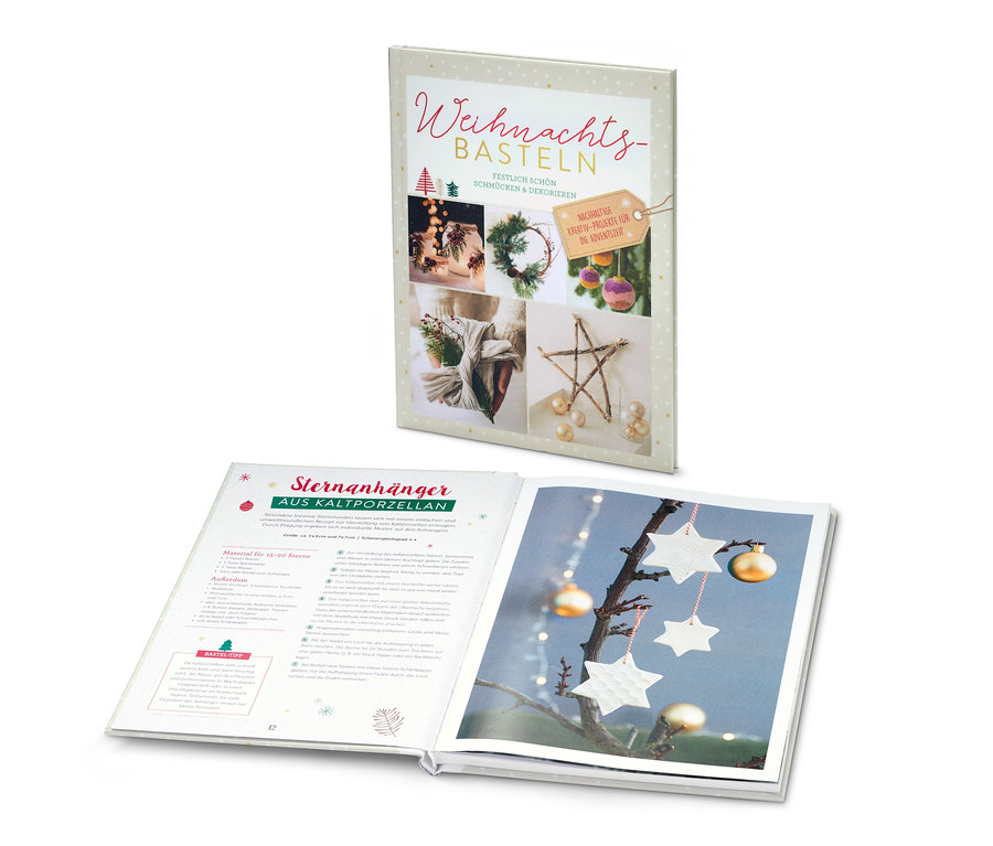 Deux livres sur le thème de Noël, un fermé et un ouvert avec des instructions pour fabriquer des décorations.