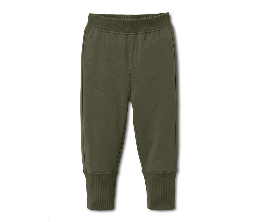 Un pantalon de survêtement vert.