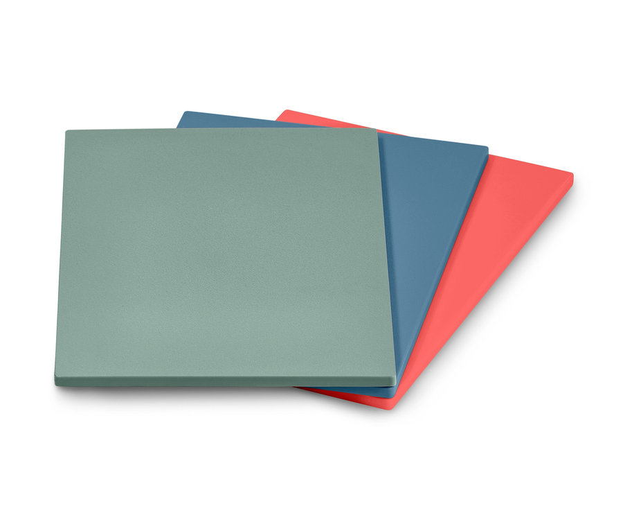 Trois planches à découper avec support en vert, bleu et rouge.