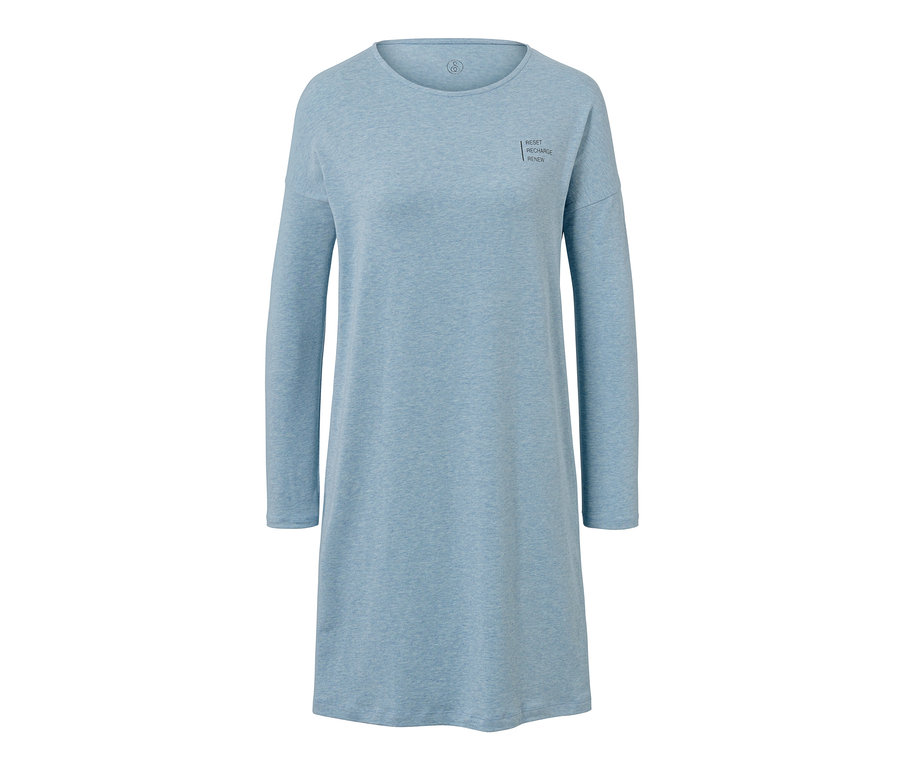 Chemise de nuit bleue à manches longues.