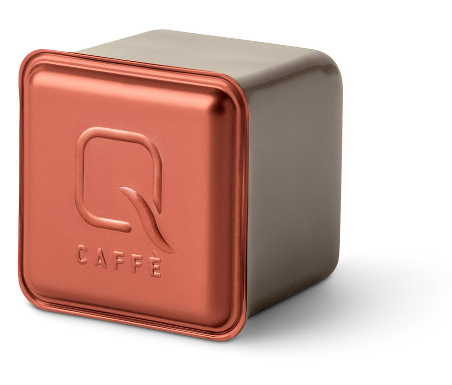 Une boîte métallique Qbo Caffè TERRENO ALTO avec un couvercle couleur cuivre sur un fond blanc.