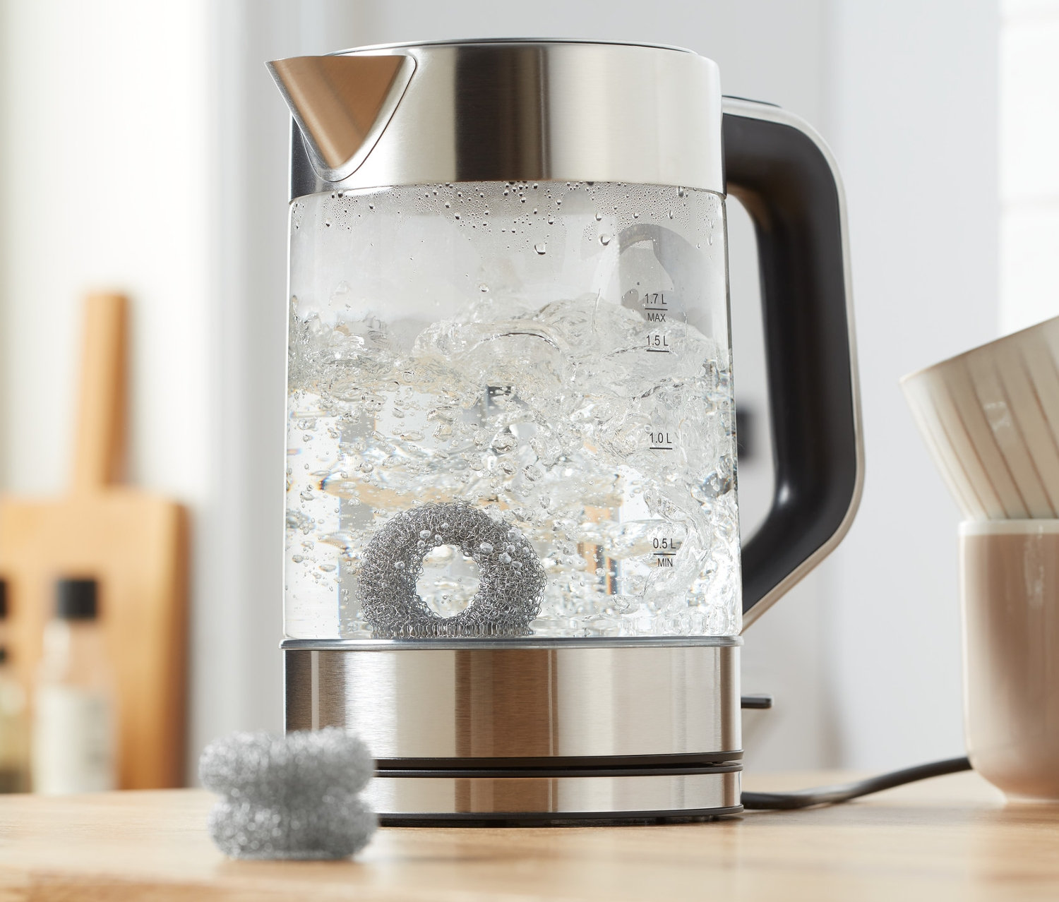 Bouilloire avec de l'eau bouillante et 2 anneaux anti-calcaire.