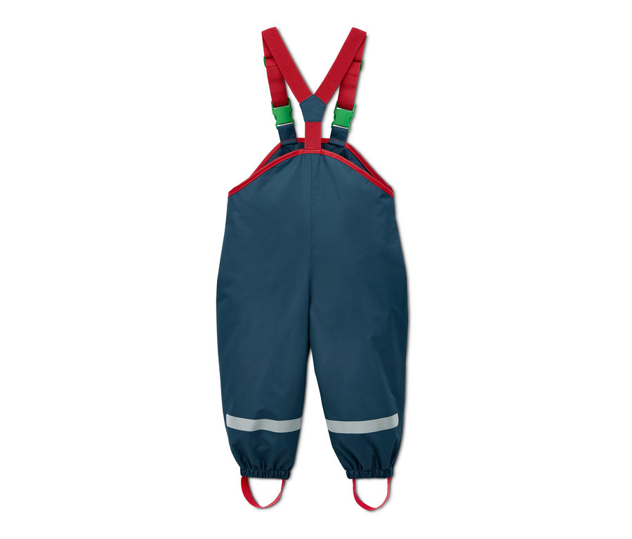 Pantalon de pluie bleu en matériaux recyclés avec bretelles rouges.