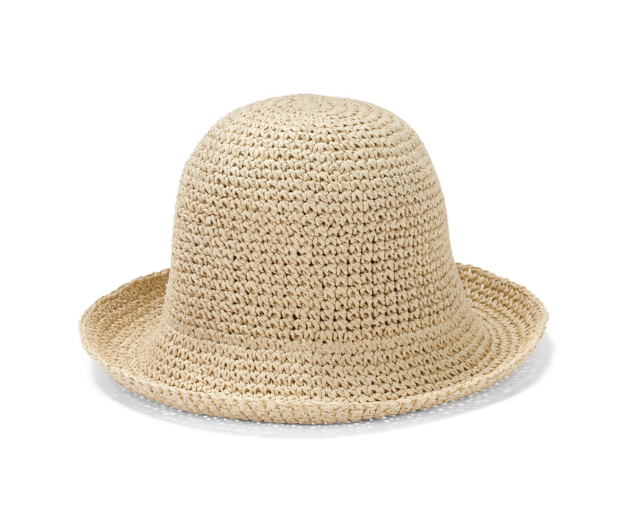 Un chapeau crocheté beige.