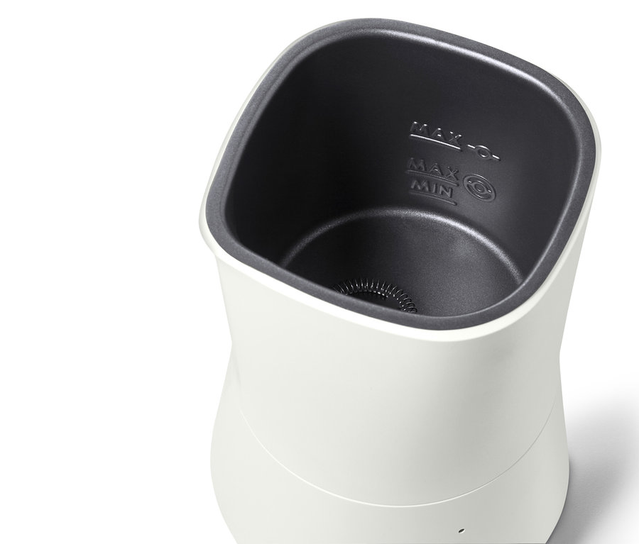 Gros plan d'un mousseur à lait électrique crème.