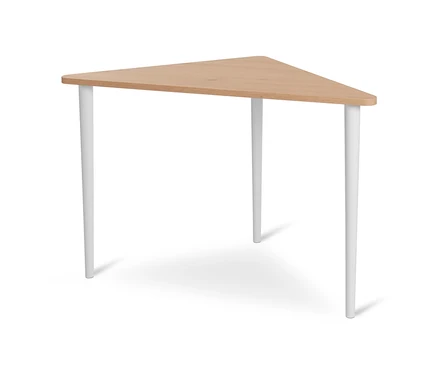 Vue détaillée d'une table triangulaire avec un plateau en bois et des pieds blancs.
