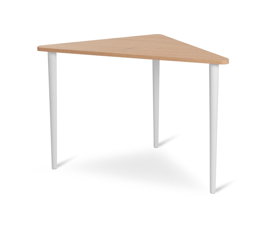 Vue détaillée d'une table triangulaire avec un plateau en bois et des pieds blancs.