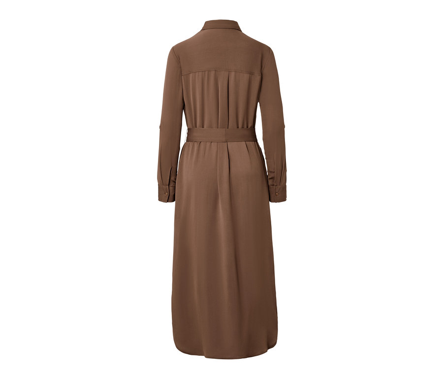 Robe-chemisier marron à manches longues avec ceinture.