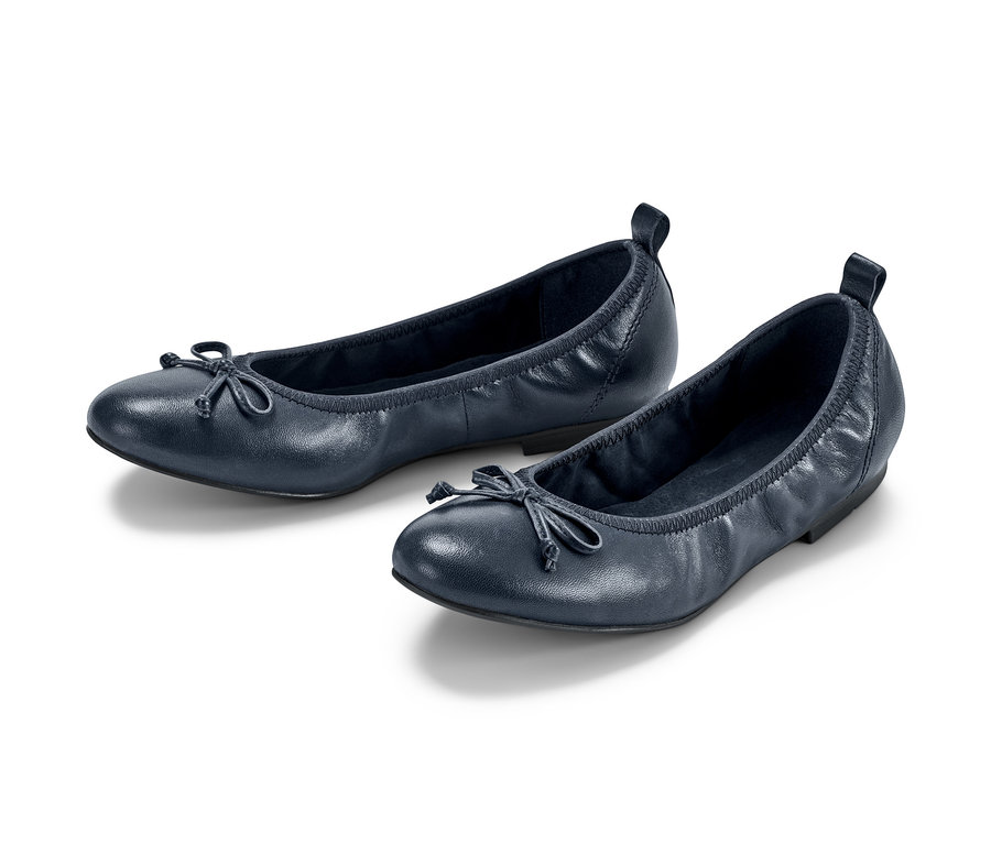 Deux ballerines en cuir sur fond blanc.