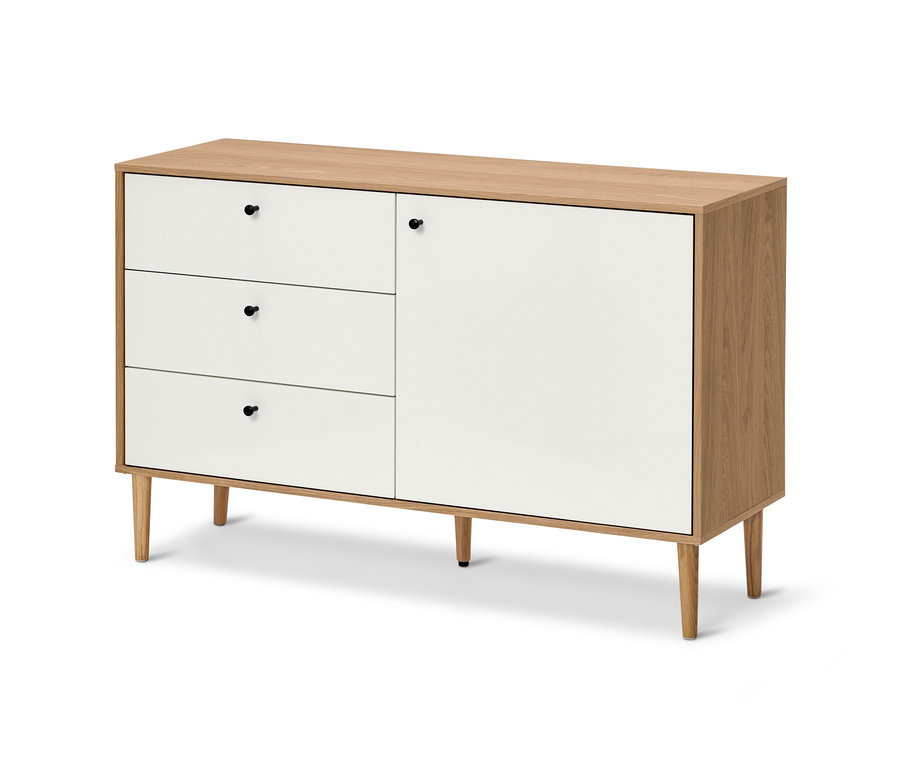 Commode blanche Bekeson avec trois tiroirs et une porte.