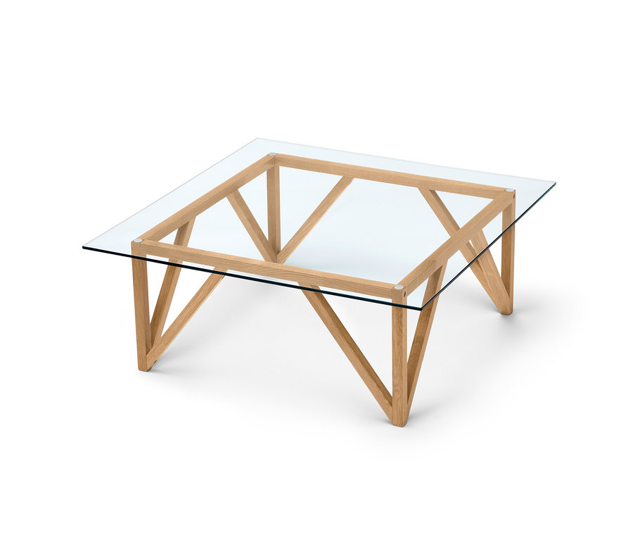 Table basse carrée avec cadre en bois et plateau en verre sur fond blanc.
