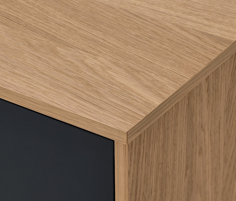 Détail d'un angle du meuble haut « Bekeson » anthracite avec plateau en bois.